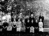 Skolklass utanför Bredebolets skola med lärarinnan Vendela Norlander 1916.