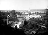 VY ÖVER LYRESTAD, MED KYRKAN OCH KANALEN MED ÅNGBÅT.

Fotot taget i sept. 1917.