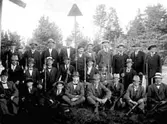 FREDSBERGS SKYTTEFÖRENING, AUGUSTI 1918.
PERSONER FRÅN VÄNSTER NEDRE RADEN: 
ARON ANDERSSON ÄSPÄNG, 
LUNDBERG, 
OKÄND, 
OKÄND, 
KARL LARSSON KLUBBETORP, 
KARL PERSSON, RUD, 
SIGFRID JOHANSSON, RUD, 
OLLE OLSSON (SKOMAKARE) RIKSBERG, 
ELIS JERNETZ, 
GÖSTA JONSSON, 
VALFRID GUSTAVSSON, RIKSBERG, 
MÅRTEN LARSSON, BRÅNÄNG, FREDSBERG, 
ERIK JOHANSSON, TÖREBODA, 
TORSTEN LARSSON , BRÅNÄNG, FREDSBERG, 
OSKAR OLOFSSON , VALKEBERG, 
GUSTAF JOHANSSON , GÅRDEN LÖVSÄNG, FREDSBERG, 
KELLERMAN, GÅRDEN TORSTORP, FREDSBERG,
HELMER JOHANSSON, FREDSBERG, BRÅNÄNG.