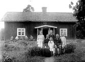 Mossen Hultet
Framför huset sitter fam. Eriksson
Frans med hustru Amanda samt barnen
Sara, senare gift med Bertil Granath från Källebacken Undenäs
Oskar, senare gift med Alma.
Ruth, senare gift med Einar Ekholm, Edet.
Anna, senare gift med Sven Eriksson från Lofalla Undenäs.
Frans och Amanda flyttade på äldre dagar till Skagen Lindhult.
Bakom husets takås skymtar den berömda â€œtrolltallenâ€. Tallen som man besökte för att bli av med sina sjukdomar.
(uppgifterna är lämnade av en besökare 2016)