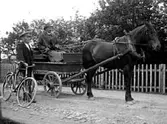 GUSTÉN MED HÄST OCH VAGN. BERTIL OLSSON MED SIN CYKEL.