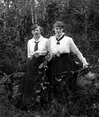 TVÅ KVINNOR I SKOGEN.