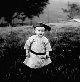 ETT LITET BARN UTOMHUS.