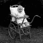 ETT LITET BARN I EN BARNVAGN.