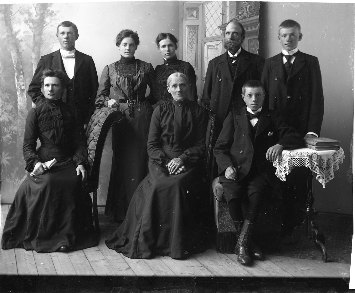 Calla Helena Sundbeck, Sannolikt familjegrupp. Möjligen Gustaf Adolf Jonsson och Augusta Matilda Andersdotter i Getingaryd med barn och eventuellt ingift. Någon av personerna är sannolikt Gulli Astrid Linnea Gustafsson från Getingaryd.