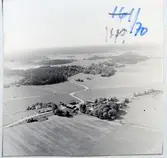 Skerike sn, Västerås.
Flygfoto över gårdar söder om kyrkan, från nordost, 1970.