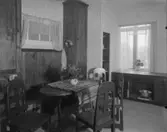 Utställningsinteriör med textilier, möbler, keramik mm.
