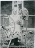 Skerike sn, Västerås, Skerikesby.
Lotten Ekström vid spinnrock. 1930-tal.