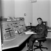 Varvet runt- en bildutställning
Radioanläggning, 1988. \\El- och Televerkstäderna, Telemontören Lars Gustafsson, avprovar 1988 en nytillverkad radioanläggning avsedd för operatörsrummet för instruktörer i Signalskolan, KÖS.\\