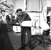 Varvet runt- en bildutställning
En glad pannplåtslagare Thure Olofsson isolerar övningsfartyget Gladans kabyssrör.