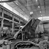 Varvet runt- en bildutställning
Akterstäven till ett civilt fartyg under vändning i svetshallen 1968.
