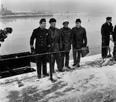 Varvet runt- en bildutställning
Leveransbesiktning av ubåten Sjöbjörnen 1969. På däck synes från vänster: marindirektören Thorsten Lundberg, Malmö, besiktningsmannen f marinöverdirektören Ivar Oldenburg, nybyggnadsingenjören Erik Persbeck och en medhjälpare.