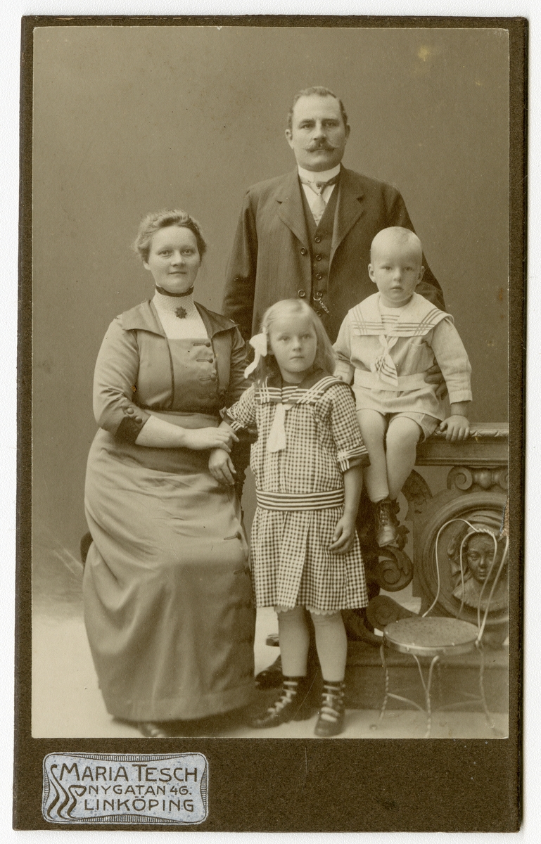 Maria Tesch, Porträtt av familjen Nilsson med barnen Dagmar och Ingvar.