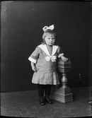 Ateljéporträtt - Edvin Janssons flicka, Uppland 1923