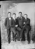 Ateljéporträtt - fyra män från Forsmark socken, Uppland 1924