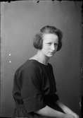 Ateljéporträtt - Margit Zeidlitz från Östhammar, Uppland 1923