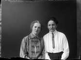Ateljéporträtt - Tilda Alexius och Helga Smedman, Östhammar, Uppland 1923
