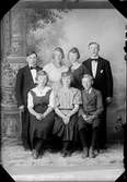 Ateljéporträtt - familjen Olsson från Hökhuvuds socken, Uppland 1923