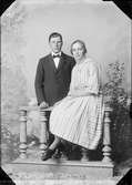 Ateljéporträtt - Karl Andersson och kvinna från Vallmar, Häverö socken, Uppland, 1923