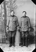 Ateljéporträtt - två värnpliktiga från ridskolan i Strömsholm, Uppland 1923