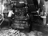 Forsbacka jernverk. Pressning - pressmide av korp. Foto: Carl Larsson, 1920-talets början.