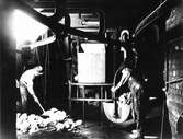Forsbacka jernverk. Matning av malmkrossen. Foto: Carl Larsson, 1920-talets början.