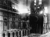 Forsbacka jernverk. Tappning av martinugn i martinverket. Foto i början av 1900-talet, troligen 1907-08.