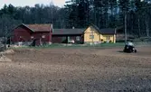 Tulebo Sörgård 2:10 år 1980. Gårdsbyggnader från 1800-talet. Del av röda huset (bakom bilen) flyttades cirka 1870 från Livereds By. Ägarna flyttade då från Livered till Sörgården av okänd anledning.