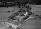 Flygfoto över Svarttorps kyrka i Jönköpings kommun. 1304 / 1966