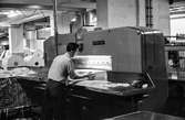 Man i arbete vid skärmaskin på pappersbruket Papyrus i Mölndal, hösten 1970. Skärmaskinen kallades för giljotin av de anställda. Mannen arbetar som skärare. Skärsalen, tredje våningen? Byggnad 18.