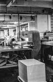 Man i arbete vid skärmaskin på pappersbruket Papyrus i Mölndal, hösten 1970.