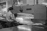 Man i arbete vid skärmaskin på pappersbruket Papyrus i Mölndal, hösten 1970.