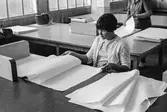 Kvinna i arbete med att sortera papper på pappersbruket Papyrus i Mölndal, hösten 1970.
