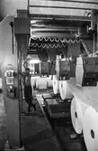 Man i arbete vid maskin på pappersbruket Papyrus i Mölndal, hösten 1970.
