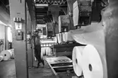 Man i arbete vid maskin på pappersbruket Papyrus i Mölndal, hösten 1970.
