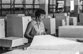Kvinna i arbete med att sortera papper på pappersbruket Papyrus i Mölndal, hösten 1970.