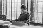 Kvinna i arbete med att sortera papper på pappersbruket Papyrus i Mölndal, hösten 1970.