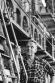 Anton Tingstedt vid maskin i byggnad 6 på pappersbruket Papyrus i Mölndal, hösten 1970.