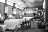 Man i arbete vid maskin, PM 5. Maskinen kördes igång hösten 1965. Pappersbruket Papyrus i Mölndal, hösten 1970.