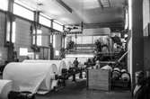 Man i arbete vid maskin på pappersbruket Papyrus i Mölndal, hösten 1970.