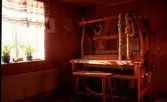 En vävstol som står i framkammaren, Långåker Hembygdsgård år 1981.