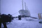 Ymer leder lastfartyget Johannes genom isen.