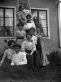 En grupp kvinnor, bl a Eva Timm, vid prästgården i Lillhärad.