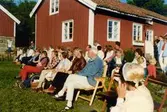 Musikunderhållning vid Långåker 1:3 en sommarkväll år 1982, okänd fotograf. Första raden från höger: Dagmar Svensson, Vommedal (med bandmössa), Anton Johansson, Torrekulla, Göthe Andersson, Sporred, Ulla Andersson, Sporred, Lars Andersson, Sporred, okänd, Gunvor Olsson. Vid trappan står Thure Bjerrhede, Vommedal och Gustaf Carlsson, Backen.