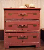 Dockbyrå som Märtha Hansson Boström fick i julklapp 1941. Inköpt av hennes far Erik Hansson när han var på väg hem från sin militärtjänstgöring i Norrland.