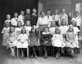 Skolfoto. Skolklass. Fröken Bertha Nilsson i mitten.