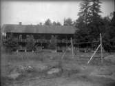 Hus med lång terrass och balkong, ca 1910.