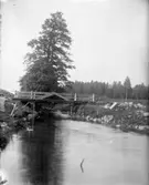Landskap med vattendrag och bro, ca 1910.