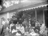 Grupporträtt, damer utanför ett boningshus, ca 1910.