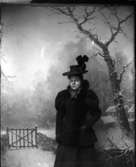 Ateljéfoto av en dam, ca 1910.